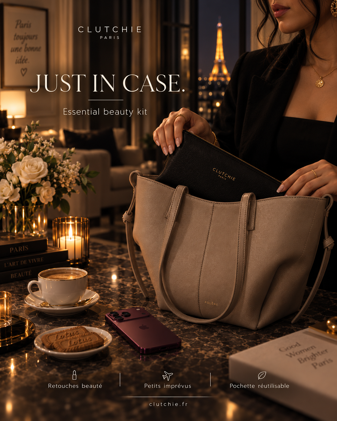 Une femme glisse CLUTCHIE dans son sac à main à Paris